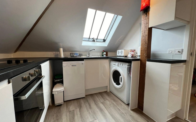 Delightful 1 bedroom Split-Level Apt in Glastonbury Town Centre