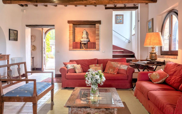 Beautiful Villa in San Giovanni del Pantano With Pool