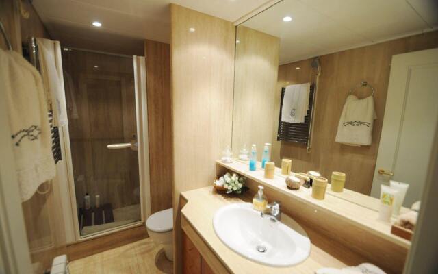 Luxury Apartment with Swimming Pool