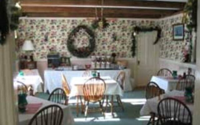 Old Red Inn & Cottages