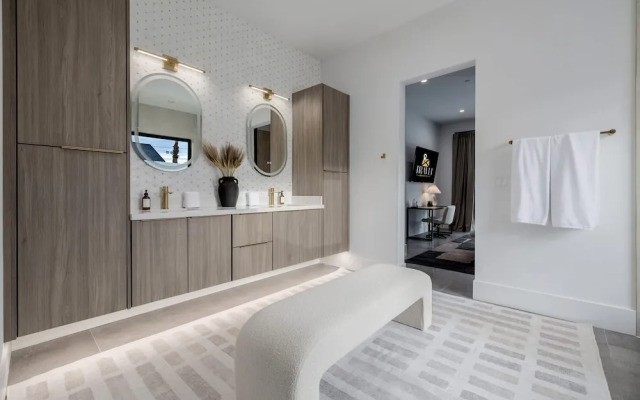 The Carlisle Experience 4 Showers Heated Pool