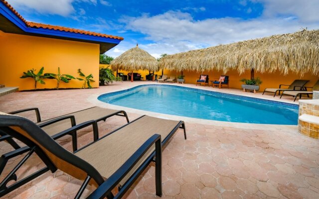 Newly Renovated! Polynesian Themed in Noord!