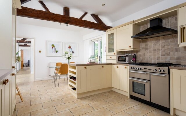 Cotswold Barn Conversion With Private Hot Tub