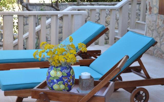 @Hvar Island Seaside Villa (1st row at seaside)