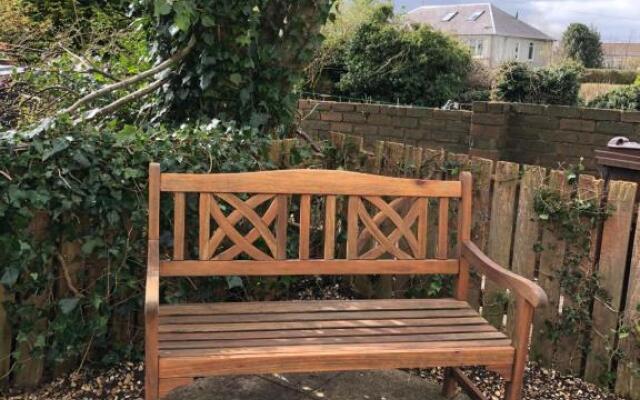 ACE Largs Ground Floor Apartment with Garden