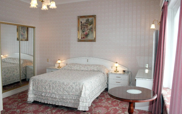 Motel Mayfair on Cavell