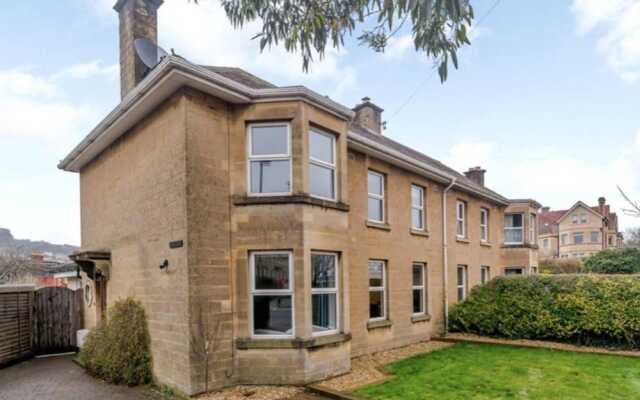 3 Bedroom House With Parking In Bath