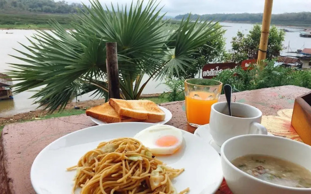 Baan Dongsak River view