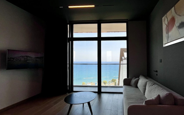 128 LIM - 2006 Stay Only Tower Suite