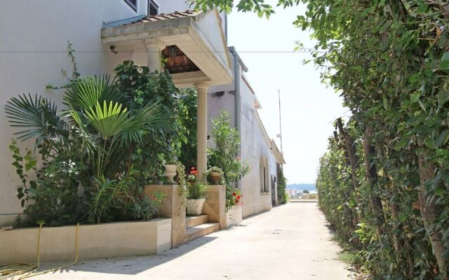 Apartments and rooms Eugenia