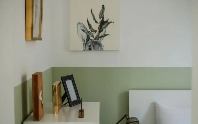 Artistic 2BD Apt w Balcony on Montefiore