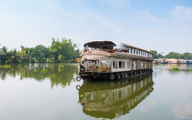 OYO 24611 Houseboat Water Cruise Sharing