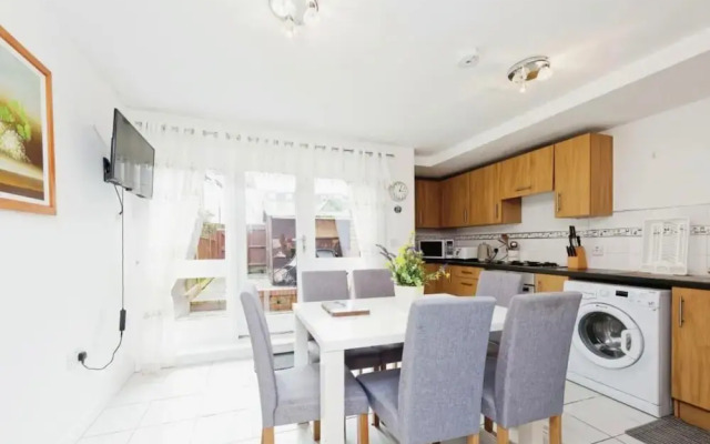Beautiful Family Town Home With Private Parking