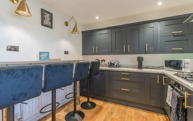 Upscale 2 Bed & Bath Flat in Newport