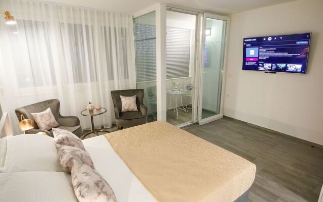 Rose Gold Rooms & Studio With Balcony