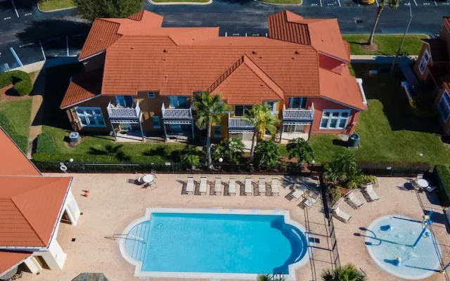 Beautiful Townhome Near Theme Parks