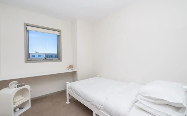 Elegant 2-bed Apartment With Balcony