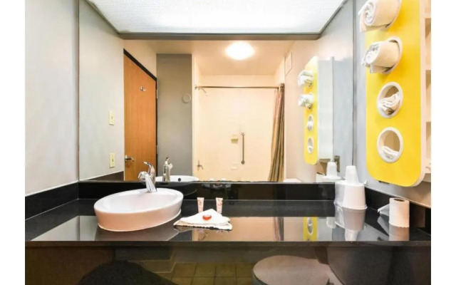 Cranbury Inn & Suites