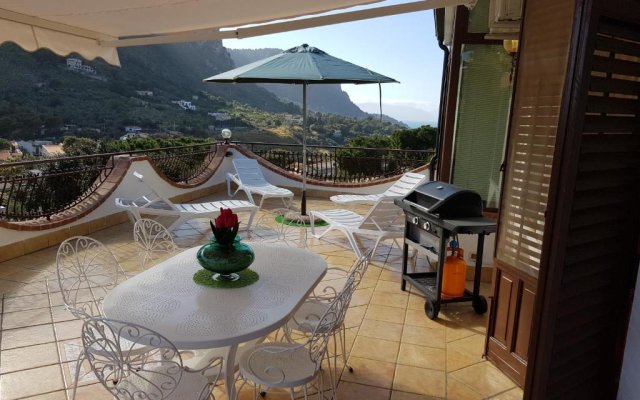 Villa del Golfo Urio with swimming pool shared by the two apartments