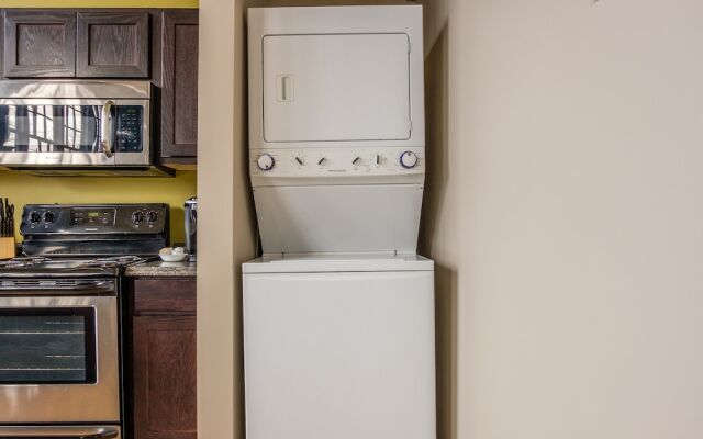 1 & 2 BR Apts w/ Gym, WiFi & Laundry by Frontdesk