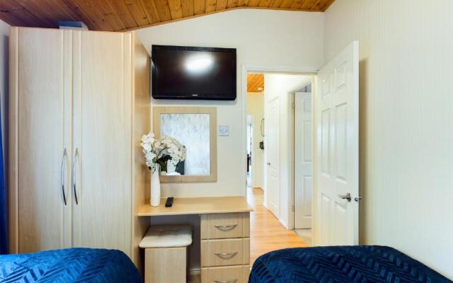 3 Bedroom Lakeview Lodge - Ensuite & Balcony Deck