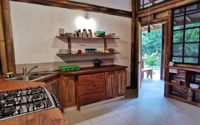 Bamboo Surf House - Hostel