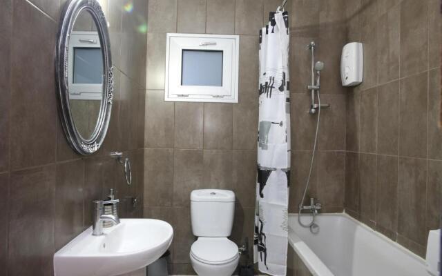 930m to Beach-2 Bedroom+Veranda-Perfect Located