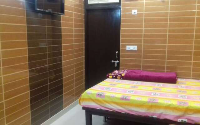 Posh, Nice Foreigner Area Lajpat Ngar Luxury Room