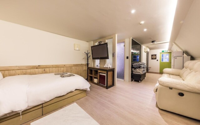 Yeongdeungpo HOTEL HOME  (6 Free OTTs • Smart TV • Wi-Fi in All Rooms)