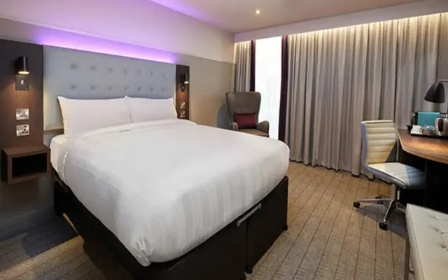 Premier Inn Heathrow Airport T2 & T3 (Bath Road)