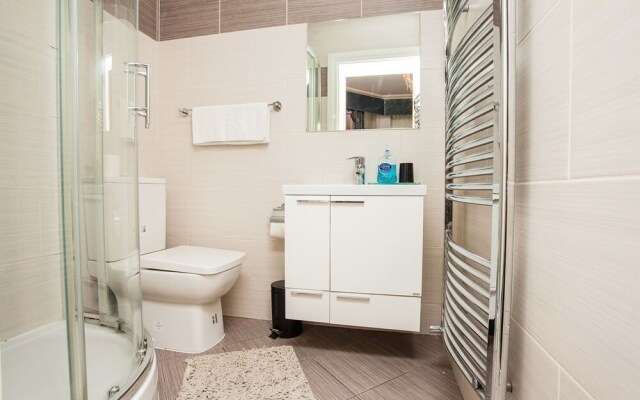 Beautiful 4 Bedroom House in South Kensington