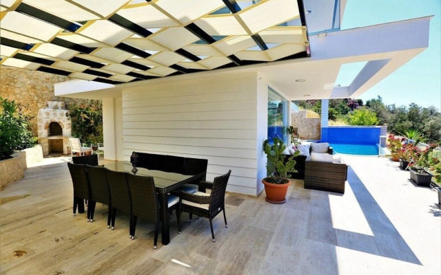 Villa Luminex by Akdenizvillam