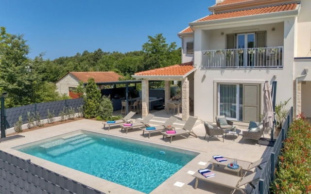 Villa Aria With Pool and Whirlpool