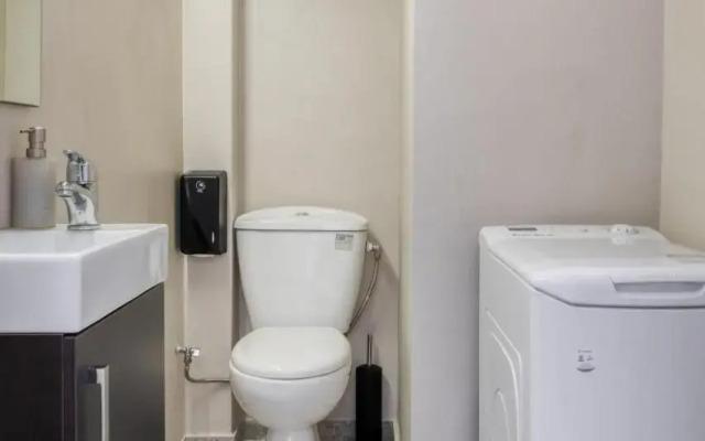Contemporary 2-BDR APT near Kalimarmaro & Alsos Park!