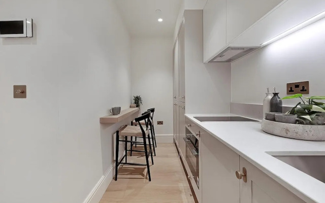 Stylish Earl's Court Studio Plus Patio