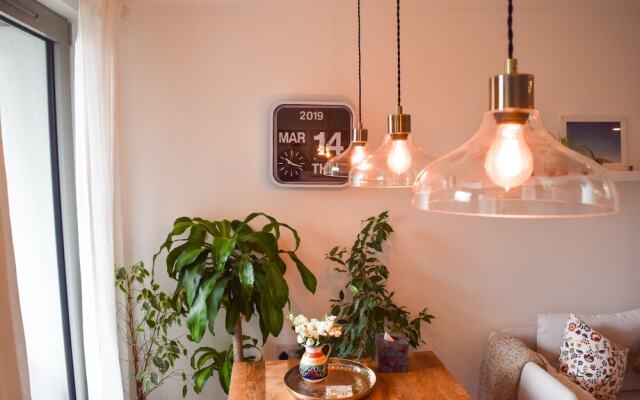 Modern 1 Bedroom House in Pontoon Dock
