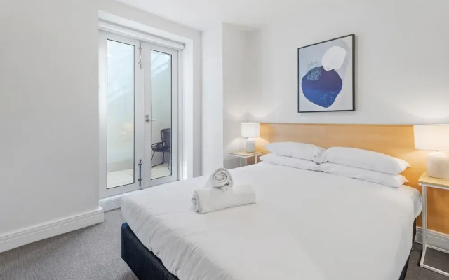 Chic 1-bed Apartment Steps From Shopping Street