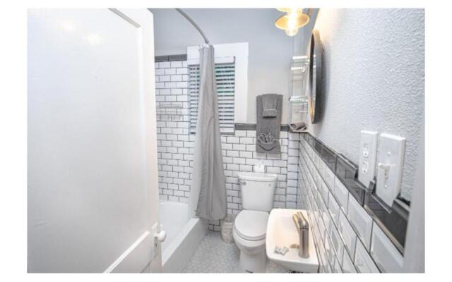 Remodeled Modern 1BR1BA Apt Near Downtown, 5min Pearl