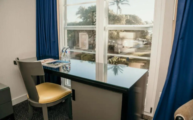 Hotel Breakwater South Beach