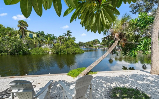 Tropical Siesta 2 Bedroom Home by RedAwning