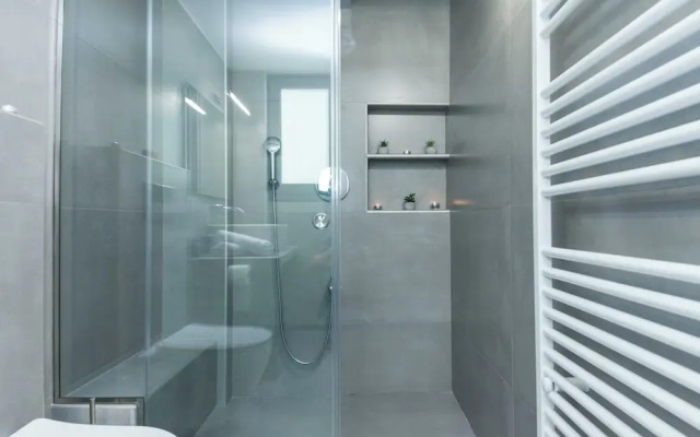 Pireas Jewel New Design Apt w Backyard