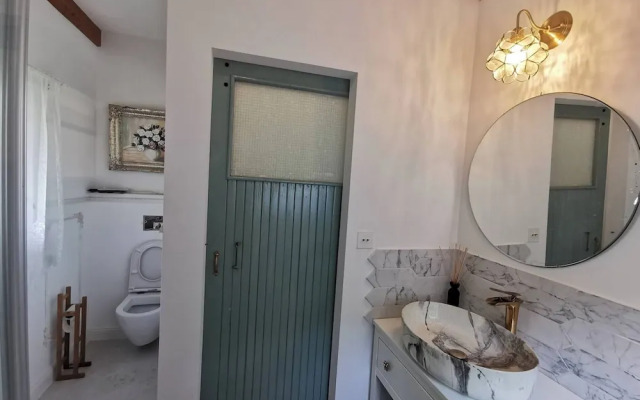 Sunny Wooden House on Creek, 30 Minutes Prague