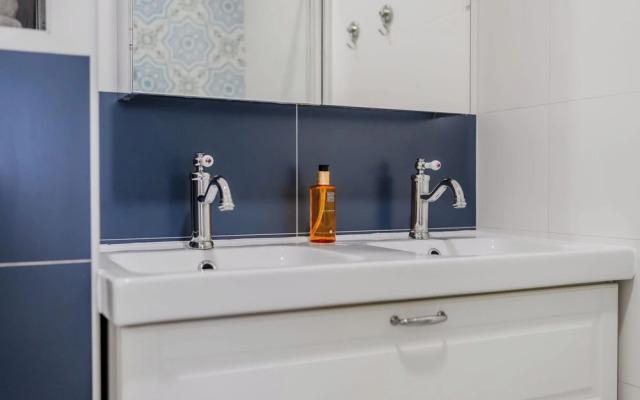 Central Cozy 2 Bedroom Apartment