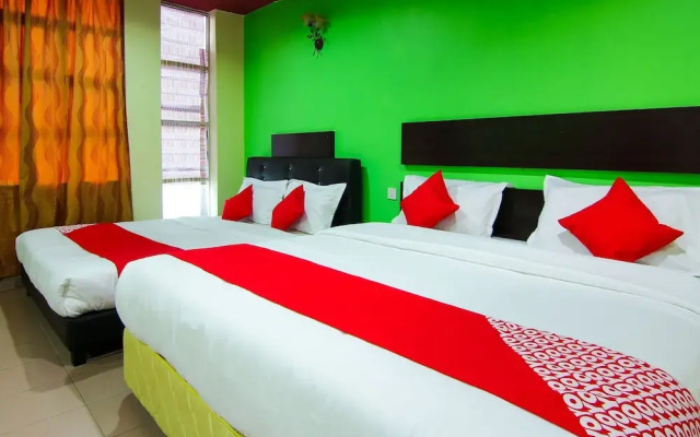 OYO 43962 Ezzy In Hotel