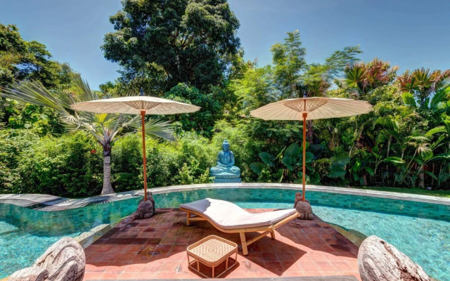 Secluded Wooden Villa, 3 BR, Canggu With Staff