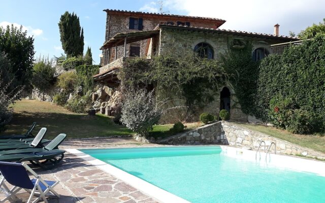 Cosy apartment in the well known Chianti area, with swimming pool and terrace.