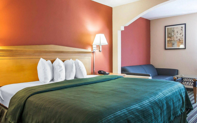 Econo Lodge Inn & Suites