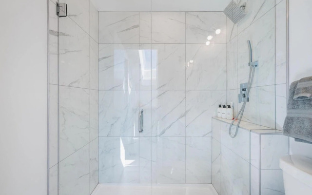 2BR Modern Gem Private Yard by Recreation