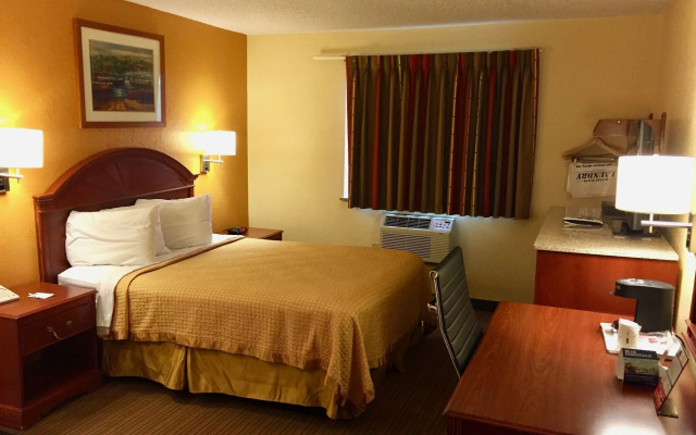 Travelodge by Wyndham Muskegon