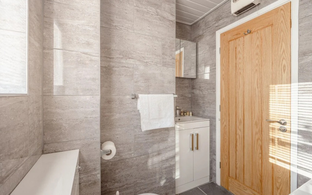 Luxury 2 Bed Room Lake View Apt Bowness Parking